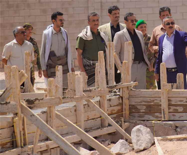 محافظ شبوة يدشن مشروع إنشاء قاعات دراسية جديدة بكلية المجتمع