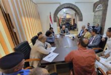 محافظ تعز يوجه بتنظيم الأسواق وحظر تأجير الأرصفة التي تعطل الحركة
