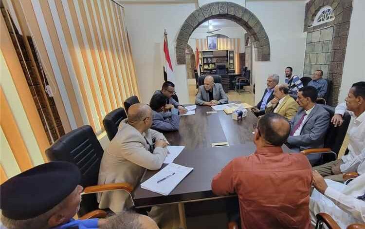 محافظ تعز يوجه بتنظيم الأسواق وحظر تأجير الأرصفة التي تعطل الحركة