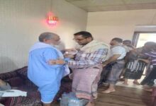 القديمي يؤدي واجب العزاء إلى الشيخ يحي منصر والعميد زايد منصر بوفاة والدتهما
