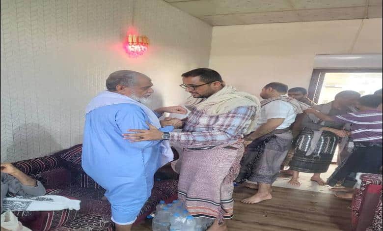 القديمي يؤدي واجب العزاء إلى الشيخ يحي منصر والعميد زايد منصر بوفاة والدتهما