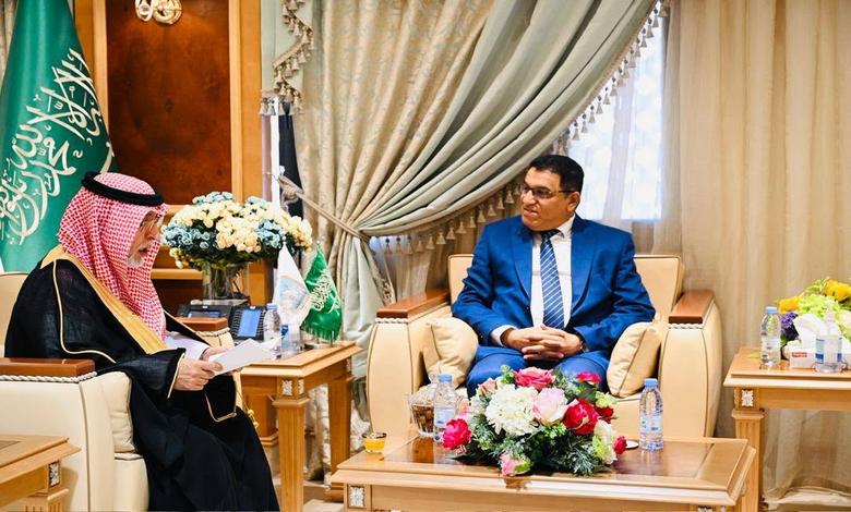 المستشار الثقافي اليمني يناقش أوضاع الطلاب اليمنيين مع رئيس جامعة الإمام محمد بن سعود 1 المستشار الثقافي اليمني يناقش أوضاع الطلاب اليمنيين مع رئيس جامعة الإمام محمد بن سعود