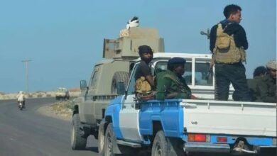 الإعلام الأمني يوضح ملابسات ضبط وتسليم مطلوب في جريمة اغتيال العميد يحيى وحيش