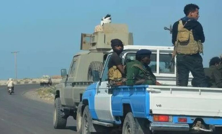 الإعلام الأمني يوضح ملابسات ضبط وتسليم مطلوب في جريمة اغتيال العميد يحيى وحيش
