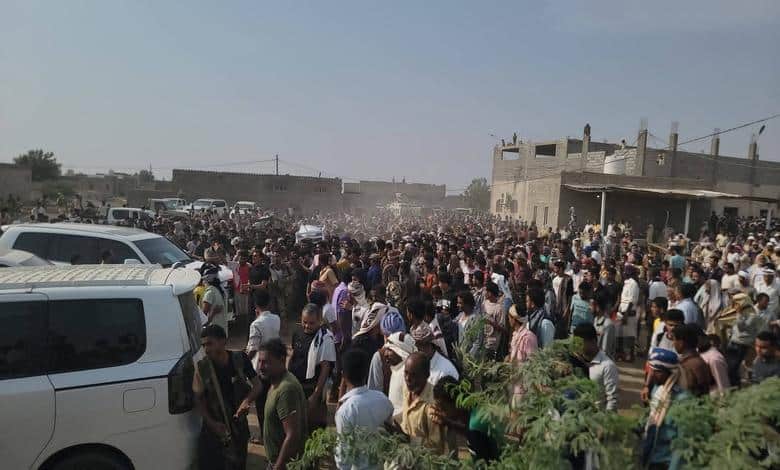 تشييع مهيب للعميد يحيى وحيش ورفيقه عبدالكريم الشامي في الخوخة 1 تشييع مهيب للعميد يحيى وحيش ورفيقه عبدالكريم الشامي في الخوخة