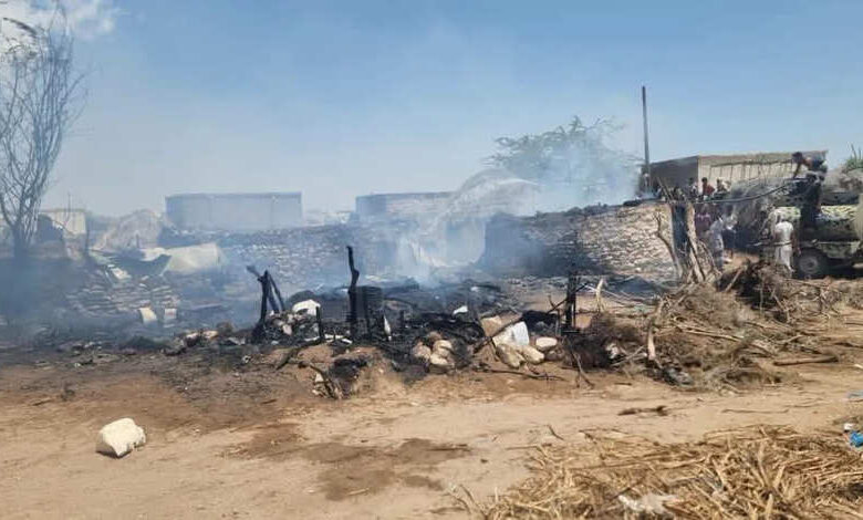 حريق مفاجئ يدمّر منازل بالكامل في حيس جنوب الحديدة