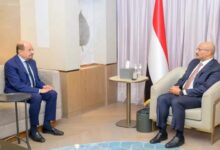 طارق صالح يشدد على استثمار الدعم السعودي لتحسين الخدمات وتخفيف معاناة المواطنين