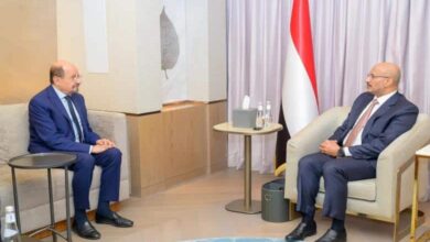 طارق صالح يشدد على استثمار الدعم السعودي لتحسين الخدمات وتخفيف معاناة المواطنين