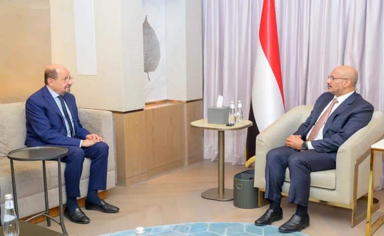 طارق صالح يشدد على استثمار الدعم السعودي لتحسين الخدمات وتخفيف معاناة المواطنين