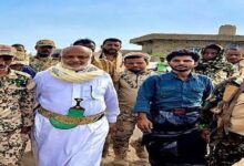 محافظ الحديدة ينقل تعازي القيادة لأسرتي الشهيدين يحيى وحيش وعبدالكريم الشامي