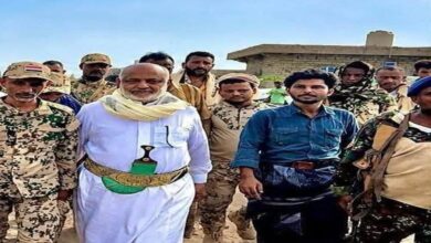 محافظ الحديدة ينقل تعازي القيادة لأسرتي الشهيدين يحيى وحيش وعبدالكريم الشامي