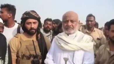 "دية الشهيد ليست الندم".. ماذا قال محافظ الحديدة في وداع يحيى وحيش؟