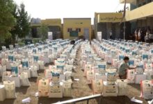 برعاية طارق صالح.. توزيع سلال غذائية للأسر الفقيرة والنازحين في حيس بالحديدة