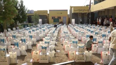 برعاية طارق صالح.. توزيع سلال غذائية للأسر الفقيرة والنازحين في حيس بالحديدة