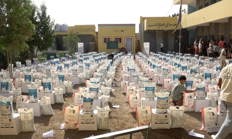 برعاية طارق صالح.. توزيع سلال غذائية للأسر الفقيرة والنازحين في حيس بالحديدة 1 برعاية طارق صالح.. توزيع سلال غذائية للأسر الفقيرة والنازحين في حيس بالحديدة