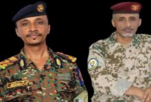 نائب مدير أمن الحديدة يعزي العميد زايد منصر بوفاة والدته