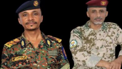 نائب مدير أمن الحديدة يعزي العميد زايد منصر بوفاة والدته