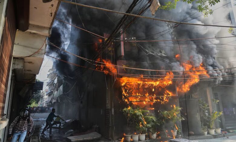 مصرع 21 شخصاً في حريق مروّع بفندق في نيودلهي 1 مصرع 21 شخصاً في حريق مروّع بفندق في نيودلهي