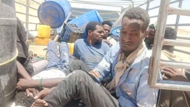 وفاة 4 مهاجرين وإصابة 26 بانقلاب مركبة تهريب في المهرة