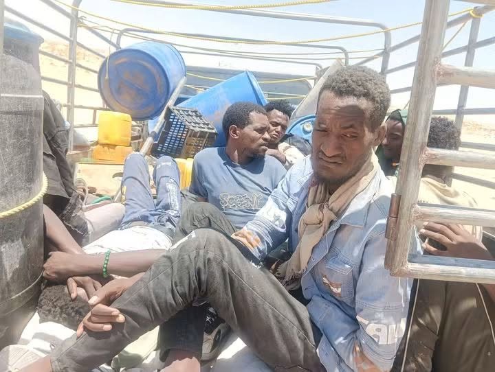 وفاة 4 مهاجرين وإصابة 26 بانقلاب مركبة تهريب في المهرة