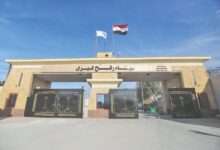 دفعة جديدة من الفلسطينيين تعبر معبر رفح عائدة إلى قطاع غزة