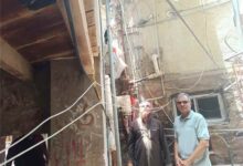 مدير المعلا يتفقد موقع انهيار ممر بإحدى العمائر السكنية في حي الكبسة