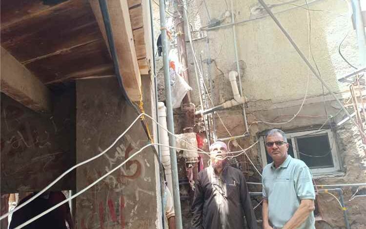مدير المعلا يتفقد موقع انهيار ممر بإحدى العمائر السكنية في حي الكبسة