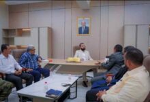 محافظ أبين يبحث تسريع مشاريع الطرق وصيانة البنية التحتية بالمحافظة