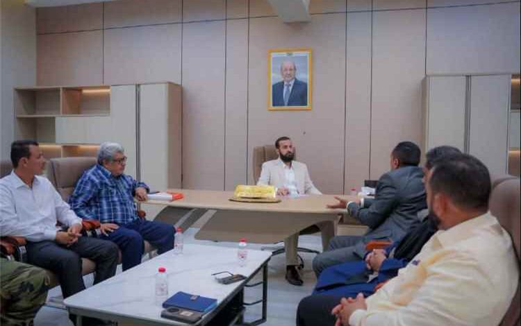 محافظ أبين يبحث تسريع مشاريع الطرق وصيانة البنية التحتية بالمحافظة