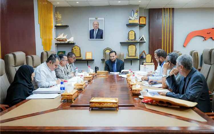 محافظ عدن يوجه برفع كفاءة صندوق النظافة وتشديد الرقابة على المرافق العامة
