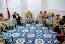 وزير الدفاع يؤكد أهمية محور عتق ويشدد على تعزيز جاهزيته القتالية