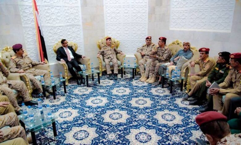 وزير الدفاع يؤكد أهمية محور عتق ويشدد على تعزيز جاهزيته القتالية 1 وزير الدفاع يؤكد أهمية محور عتق ويشدد على تعزيز جاهزيته القتالية
