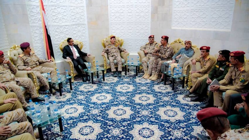 وزير الدفاع يؤكد أهمية محور عتق ويشدد على تعزيز جاهزيته القتالية