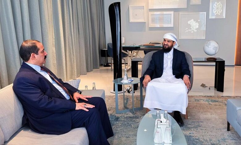 المحرّمي يبحث مع وزير الداخلية مستجدات الأوضاع الأمنية وخطط تعزيز الاستقرار