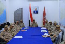 رئيس الأركان يوجّه برفع الجاهزية القتالية القصوى لمواجهة أي تصعيد حوثي