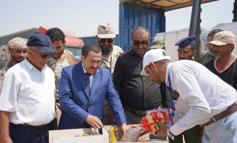 حجة تستقبل قافلة غذائية سعودية جديدة لدعم آلاف النازحين والأسر المحتاجة 1 حجة تستقبل قافلة غذائية سعودية جديدة لدعم آلاف النازحين والأسر المحتاجة