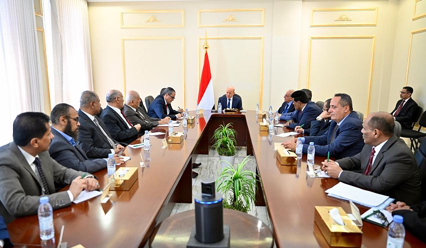 العليمي يدعو الأحزاب إلى توحيد الصف الوطني لمواجهة المشروع الإيراني ودعم الدولة