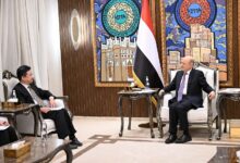 العليمي يؤكد للصين أن سيادة اليمن غير قابلة للتجاوز ويحذر من التعامل مع الحوثيين