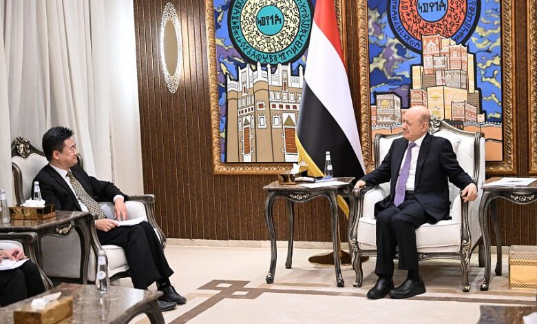 العليمي يؤكد للصين أن سيادة اليمن غير قابلة للتجاوز ويحذر من التعامل مع الحوثيين