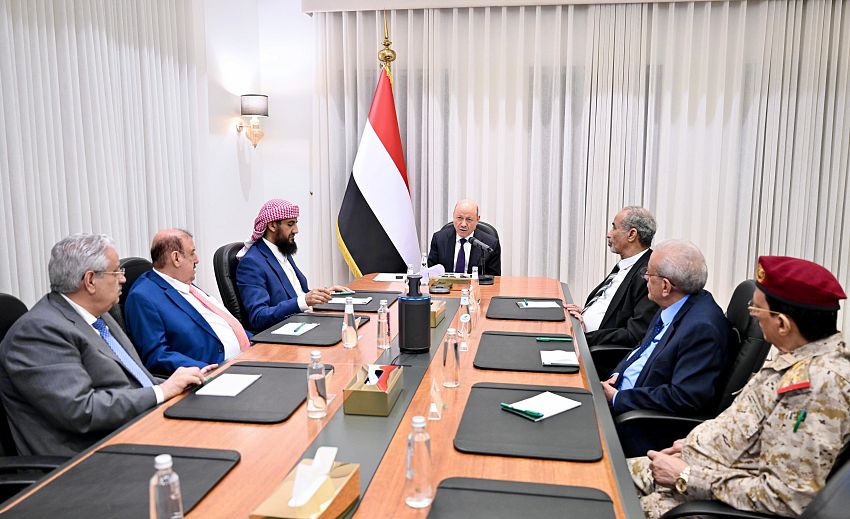 الرئاسي يبحث تداعيات الانتهاكات الإيرانية والتصعيد الحوثي ويؤكد حماية سيادة اليمن