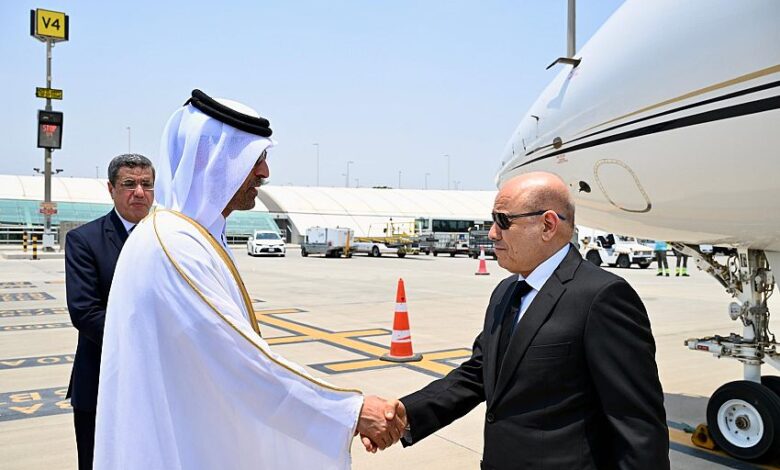 العليمي يصل الدوحة لتقديم واجب العزاء بوفاة الأمير الوالد الشيخ حمد بن خليفة آل ثاني 1 العليمي يصل الدوحة لتقديم واجب العزاء بوفاة الأمير الوالد الشيخ حمد بن خليفة آل ثاني