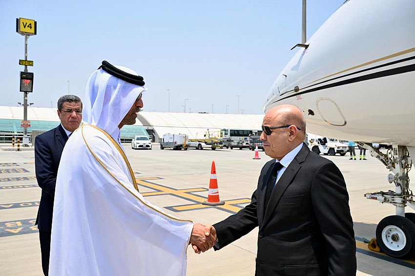 العليمي يصل الدوحة لتقديم واجب العزاء بوفاة الأمير الوالد الشيخ حمد بن خليفة آل ثاني
