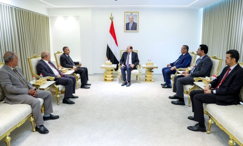 رئيس الوزراء يؤكد أهمية ترسيخ الشفافية والنزاهة في عمل اللجنة العليا للمناقصات