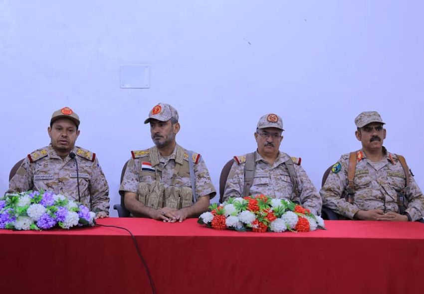 بن عزيز يطلع على جاهزية المنطقة العسكرية السادسة ويؤكد رفع مستوى الاستعداد القتالي