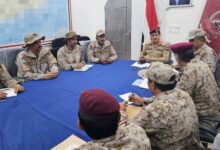 وزير الدفاع يعقد اجتماعًا عسكريًا في مأرب ويشدد على رفع الجاهزية وتعزيز التنسيق الميداني