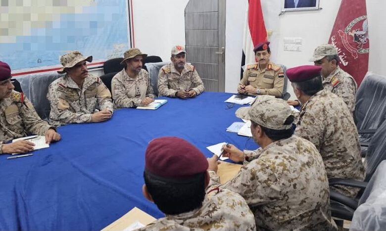 وزير الدفاع يعقد اجتماعًا عسكريًا في مأرب ويشدد على رفع الجاهزية وتعزيز التنسيق الميداني