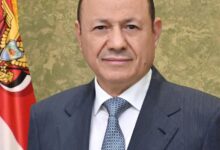 العليمي يحذر الحوثيين من مواصلة التصعيد ويؤكد استمرار جهود حماية الملاحة الدولية