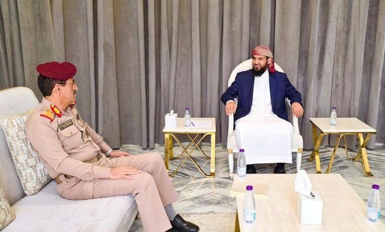 المحرّمي يتلقى إحاطة عسكرية من وزير الدفاع ويؤكد: الحزم هو السبيل لردع مليشيا الحوثي 1 المحرّمي يتلقى إحاطة عسكرية من وزير الدفاع ويؤكد: الحزم هو السبيل لردع مليشيا الحوثي