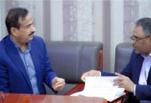 محافظ شبوة يبحث آليات تعزيز تحصيل الموارد العامة وتحويل مستحقات المديريات