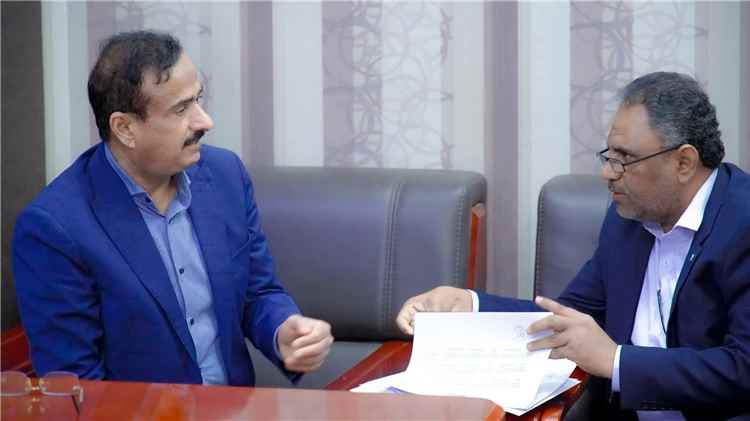 محافظ شبوة يبحث آليات تعزيز تحصيل الموارد العامة وتحويل مستحقات المديريات 1 محافظ شبوة يبحث آليات تعزيز تحصيل الموارد العامة وتحويل مستحقات المديريات